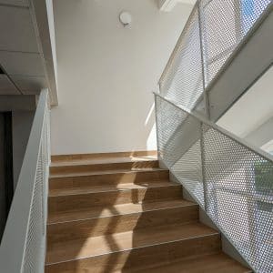 Multi-unit railing in mesh